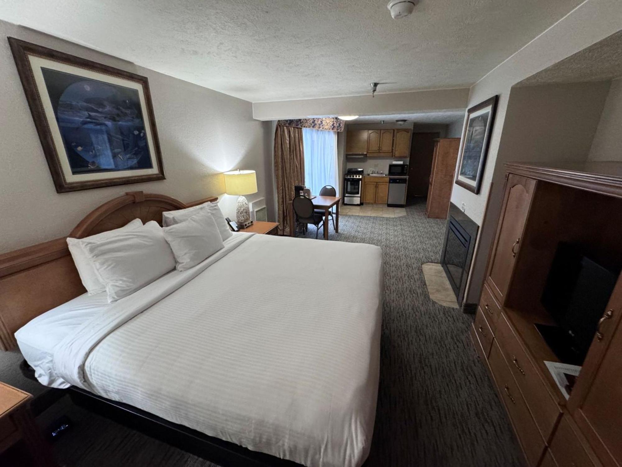 Promenade Inn & Suites Oceanfront Сисайд Экстерьер фото
